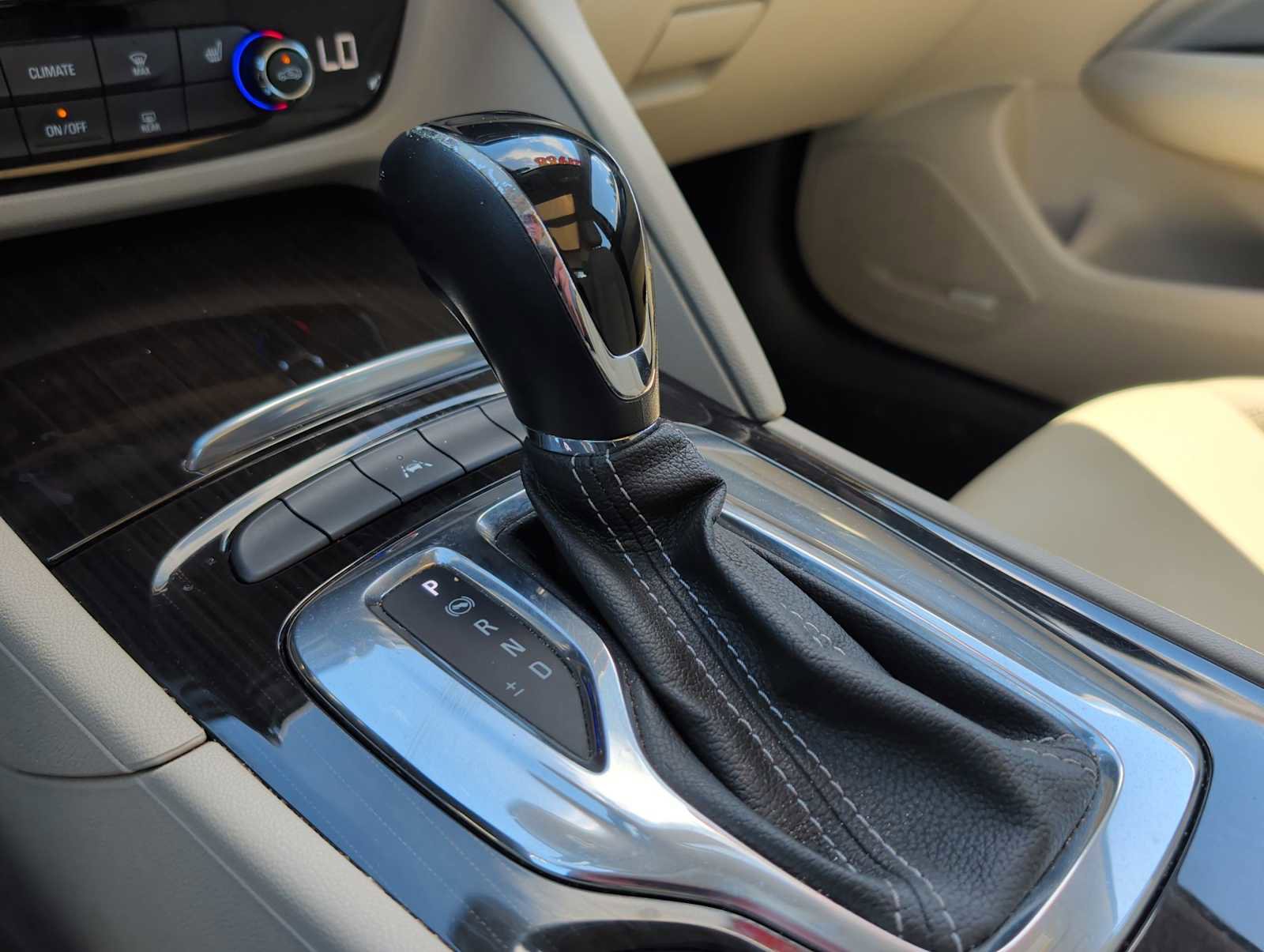 Used 2018 Buick Regal Essence w/ Driver Confidence Package #1 image 21