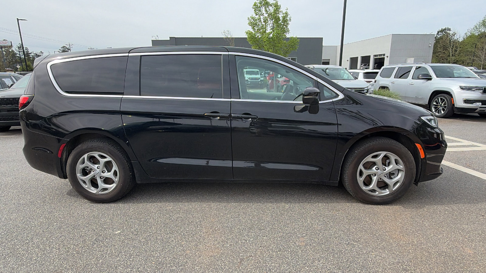 Used 2024 Chrysler Pacifica Limited image 7