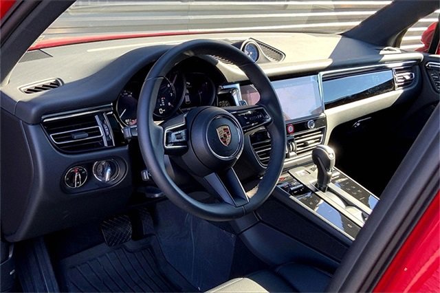 Used 2025 Porsche Macan image 4