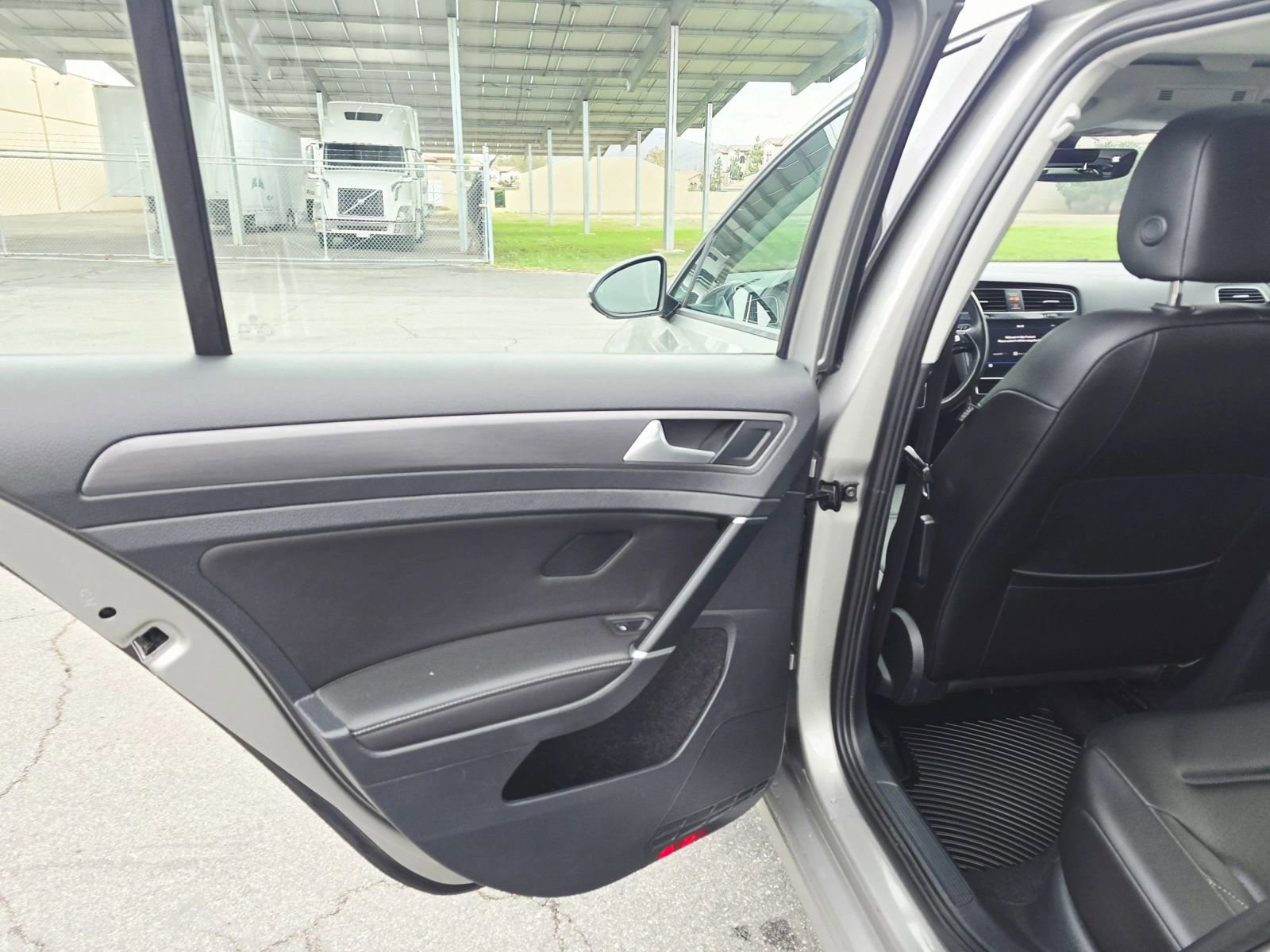 Used 2018 Volkswagen Golf SE FWD image 35