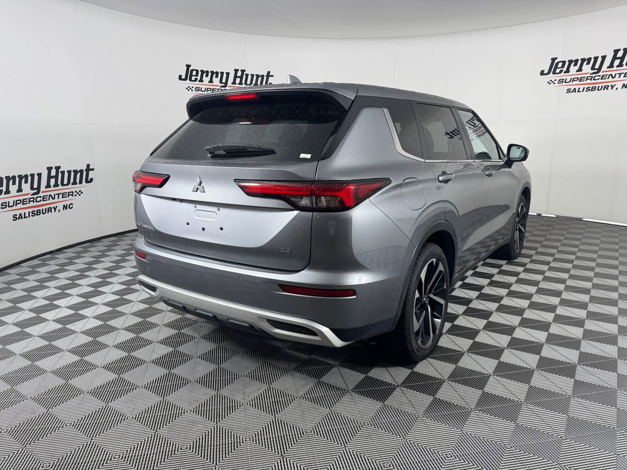 Used 2024 Mitsubishi Outlander SE image 9