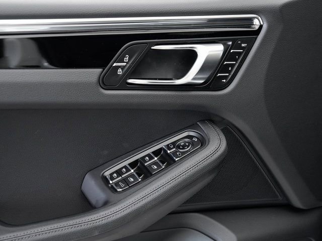 Certified 2025 Porsche Macan image 8