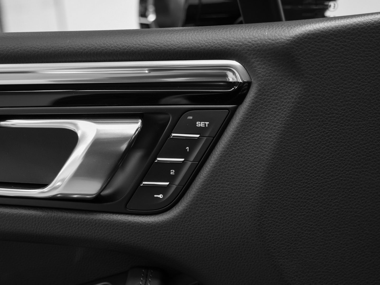 Certified 2026 Porsche Macan AWD/4WD image 33