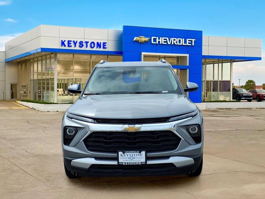 Used 2025 Chevrolet TrailBlazer LT FWD image 2