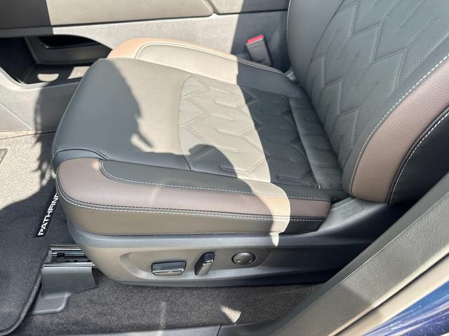 New 2026 Nissan Pathfinder Platinum w/ Accent Package FWD image 18