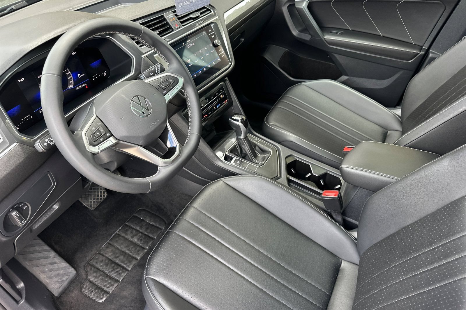 Used 2023 Volkswagen Tiguan SE w/ Panoramic Sunroof Package FWD image 10