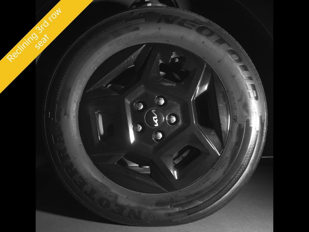 Certified 2025 Kia Carnival FWD image 12