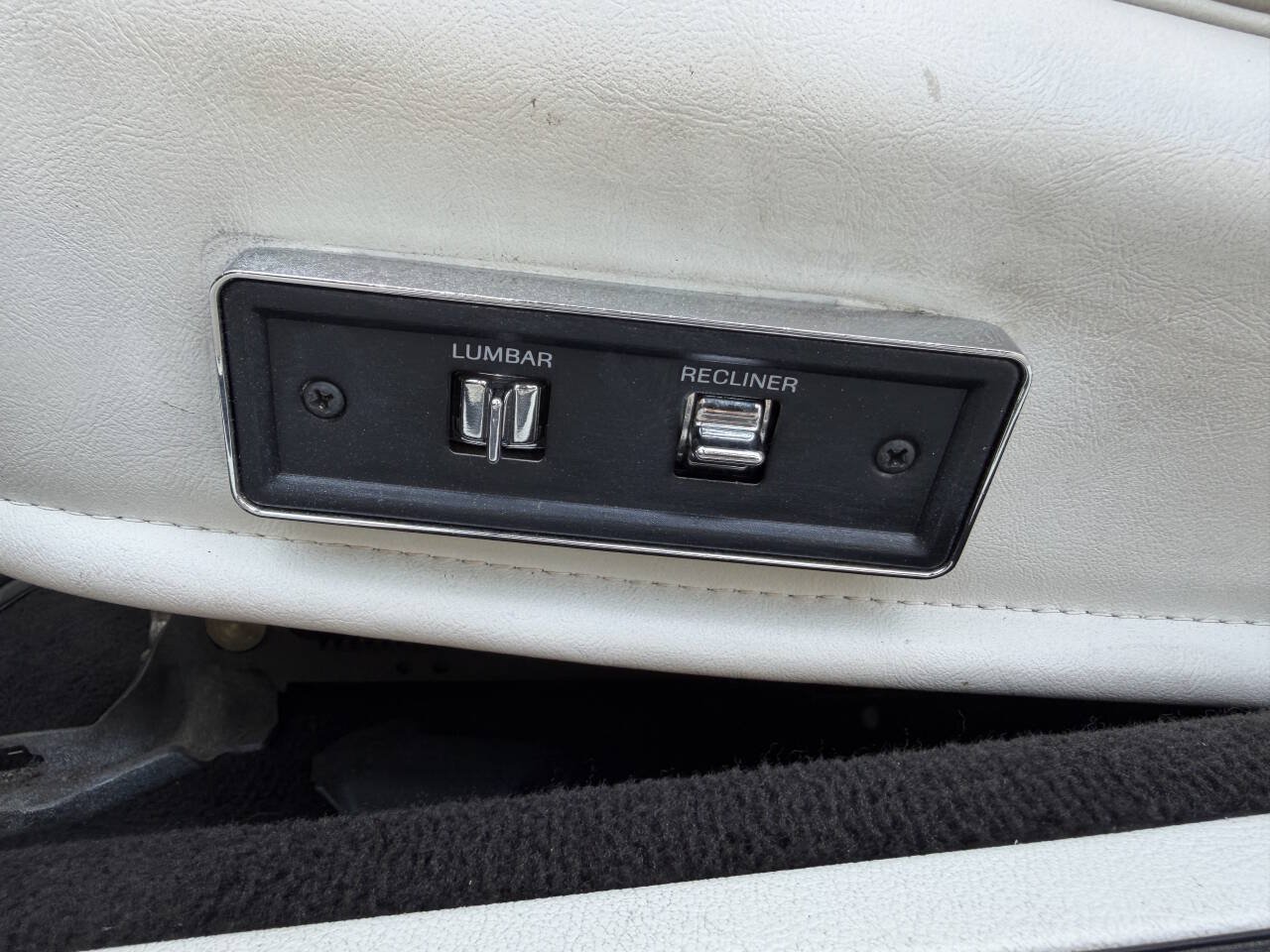 Used 1994 Lincoln Town Car Signature RWD image 14