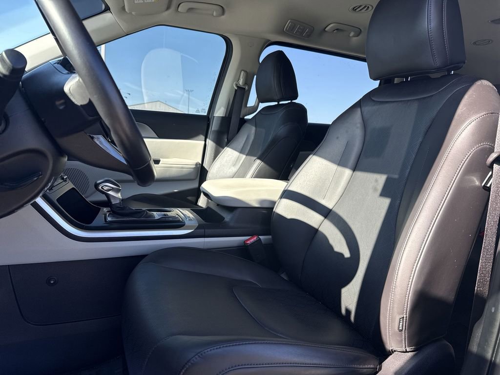 Used 2024 Kia Carnival LX image 13