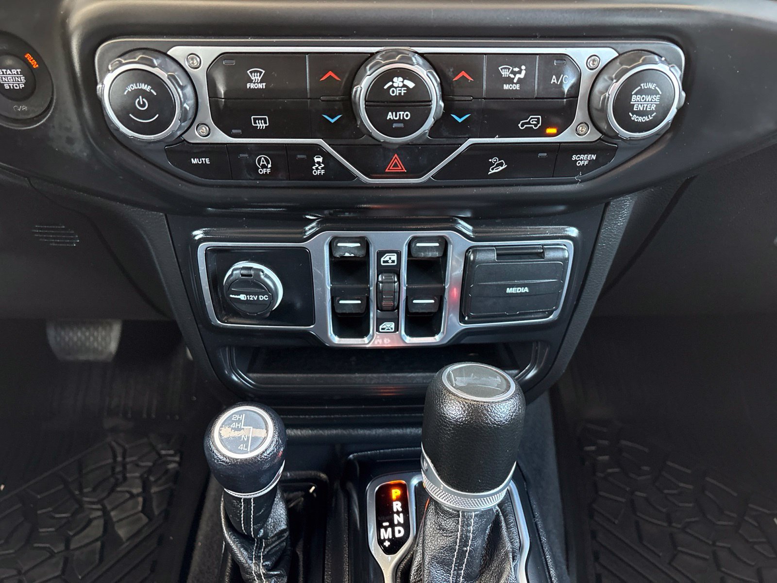 Used 2020 Jeep Wrangler Unlimited Sahara AWD/4WD image 22