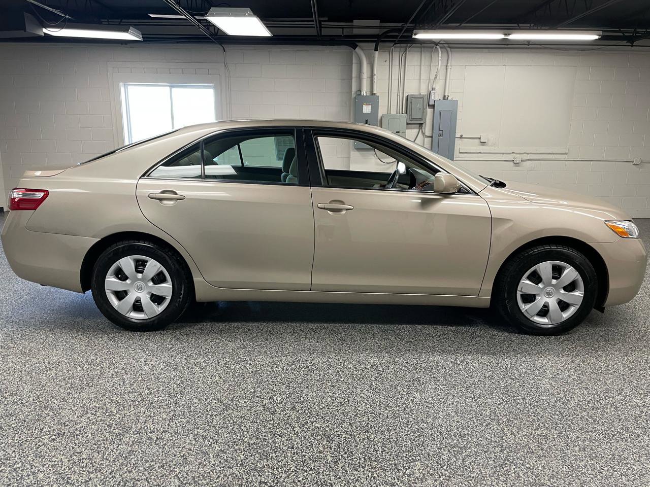 Used 2009 Toyota Camry LE FWD image 4