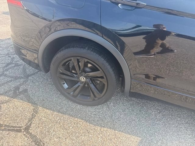 Used 2023 Volkswagen Tiguan SE R-Line AWD/4WD image 4