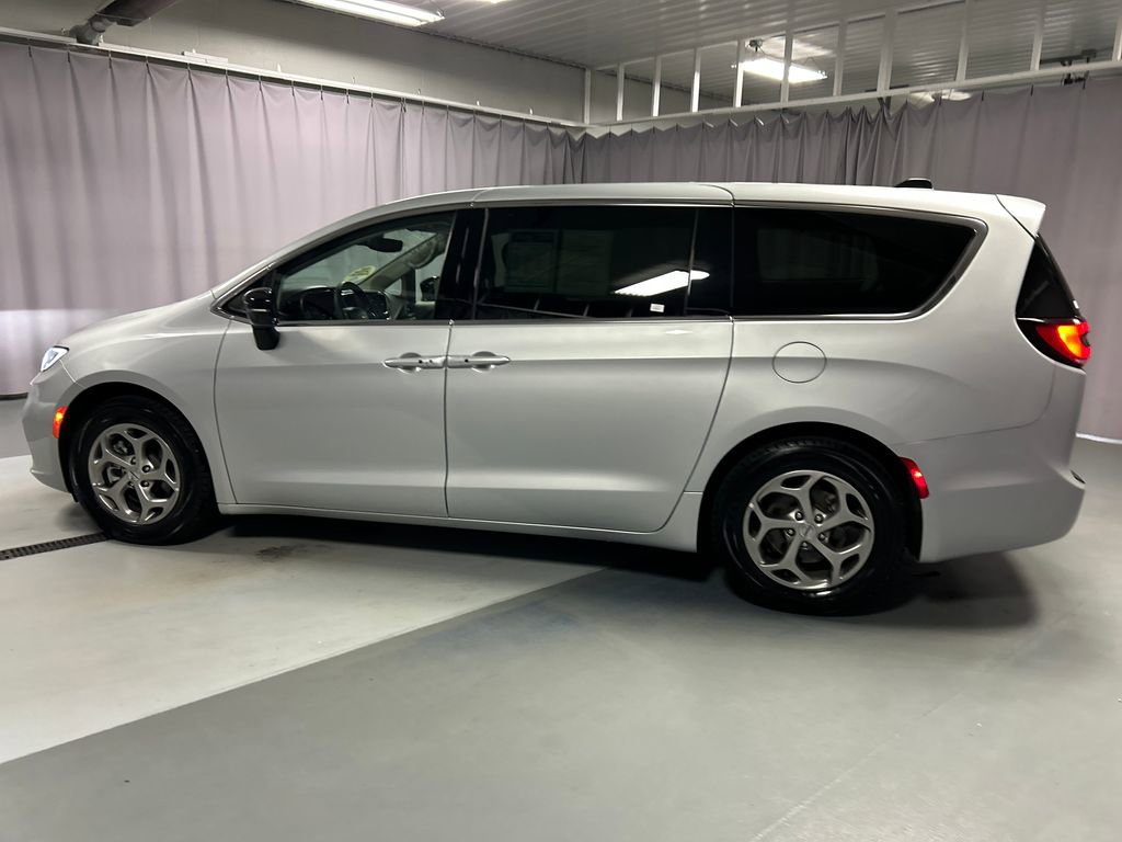 Used 2024 Chrysler Pacifica Limited FWD image 4
