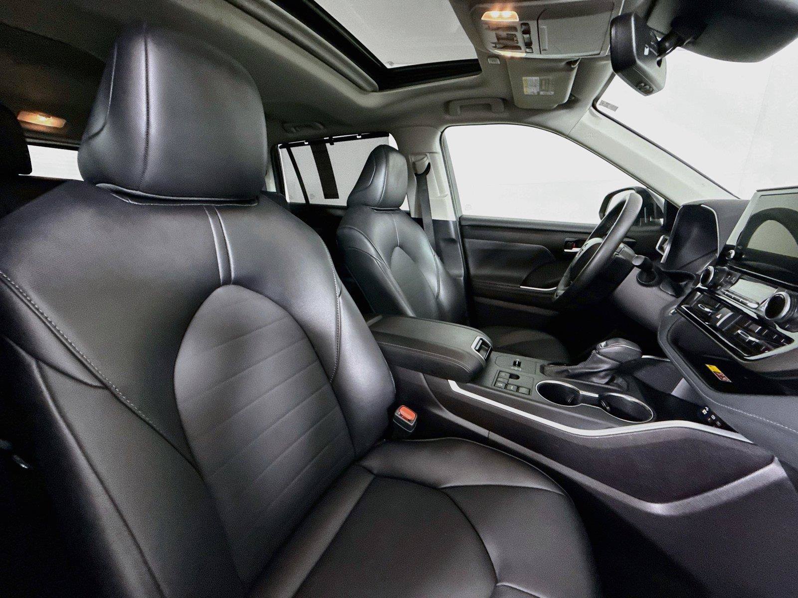 Certified 2025 Toyota Highlander XLE FWD image 42