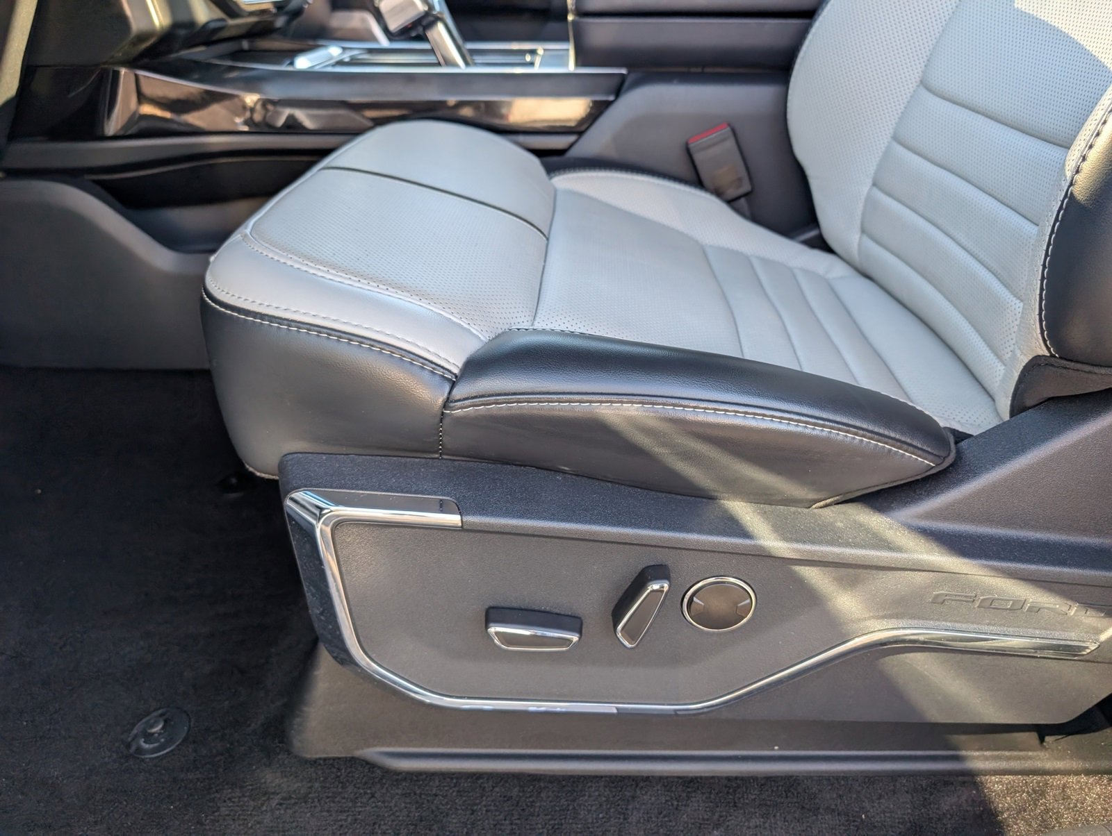 Used 2022 Ford F150 Lightning Platinum image 27