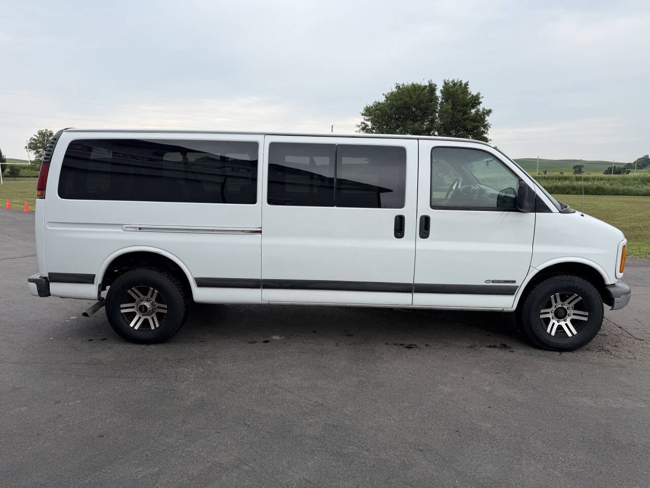 Used 2000 Chevrolet Express 3500 Extended Passenger w/ Preferred Equipment Group RWD image 9