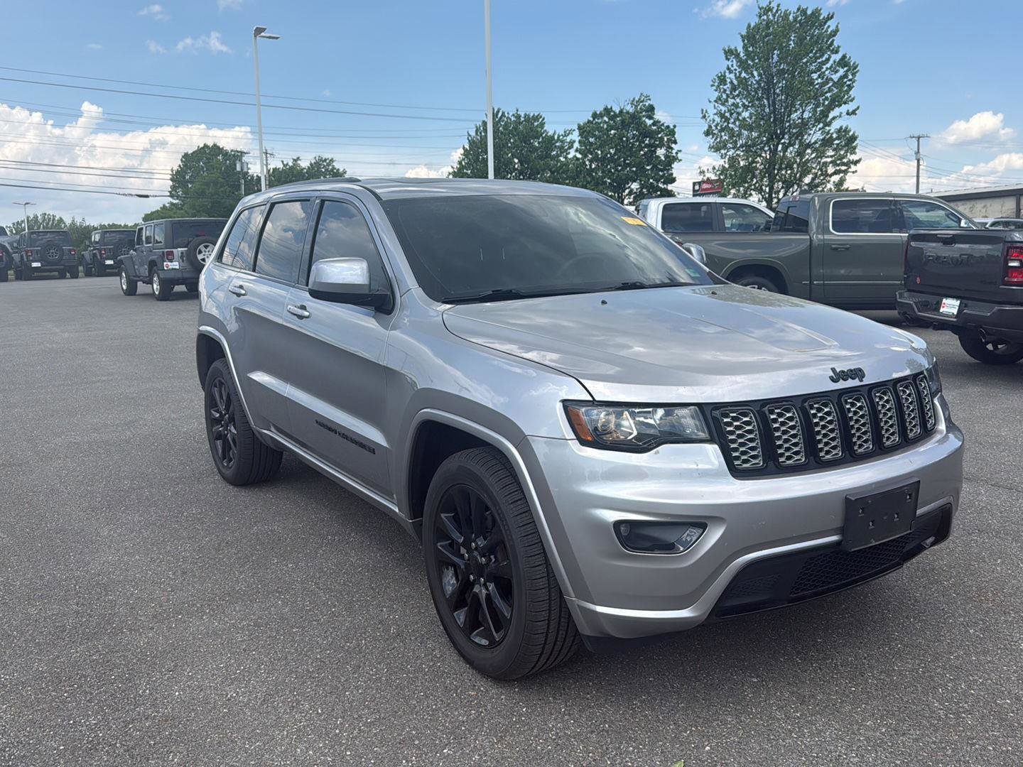 Used 2019 Jeep Grand Cherokee Altitude AWD/4WD image 1