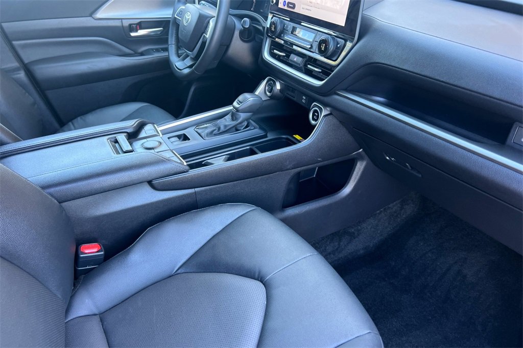Used 2025 Toyota Grand Highlander AWD image 18