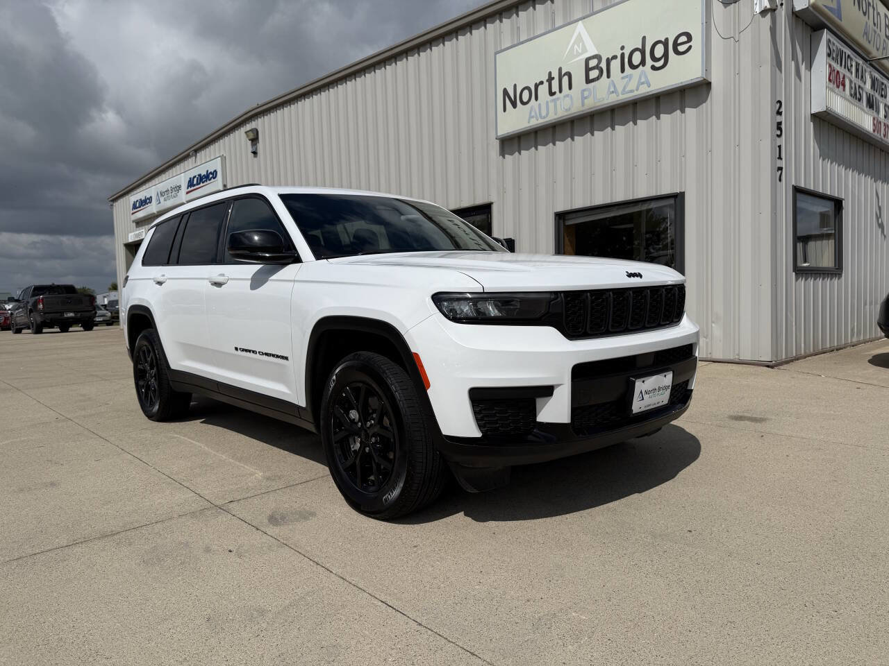 Used 2024 Jeep Grand Cherokee L Laredo image 1