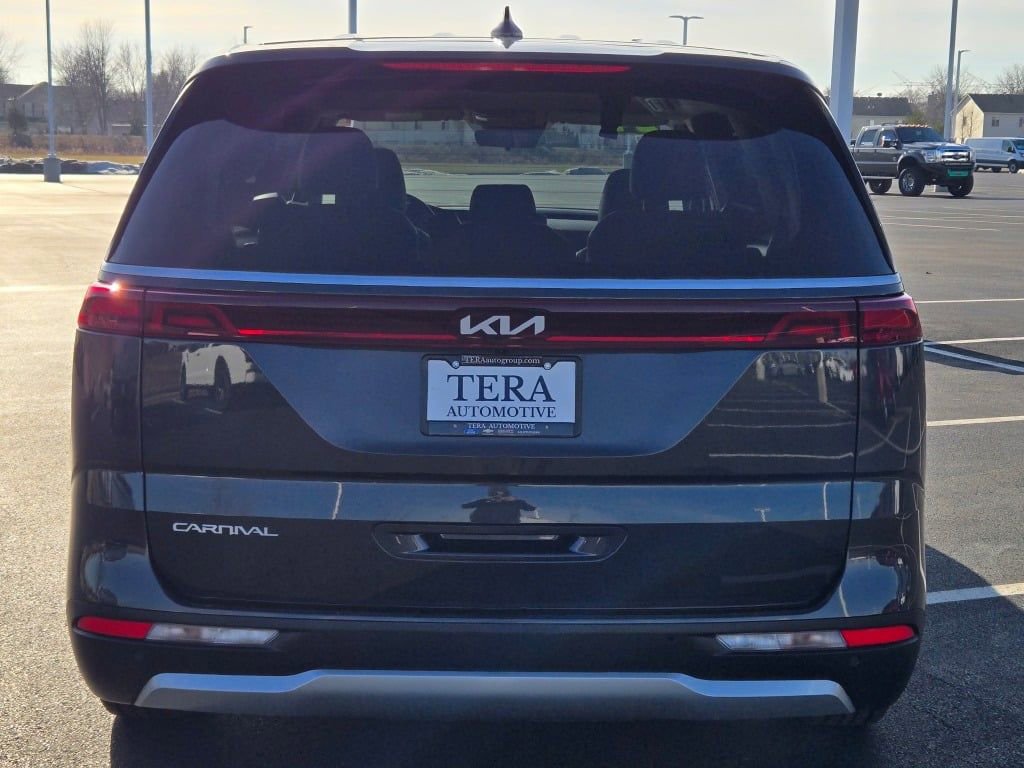 Used 2024 Kia Carnival LX image 11