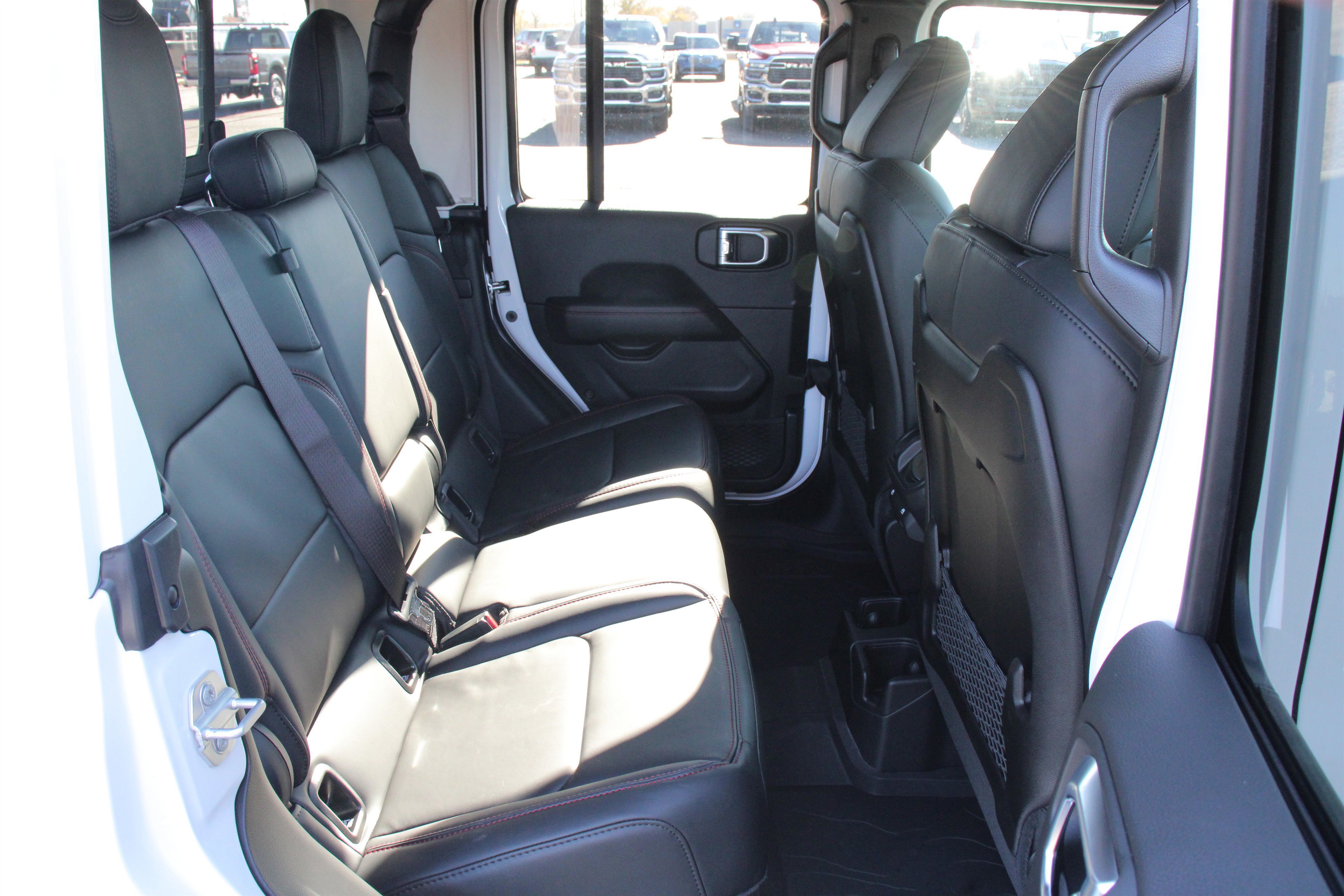 Used 2026 Jeep Gladiator Rubicon w/ Technology Group AWD/4WD image 27