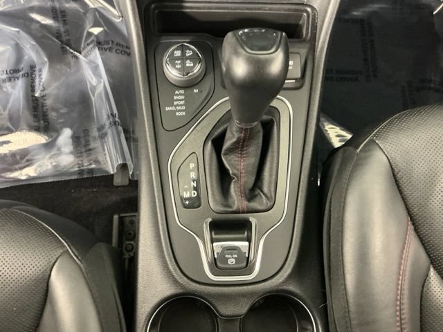Used 2019 Jeep Cherokee Trailhawk AWD/4WD image 34