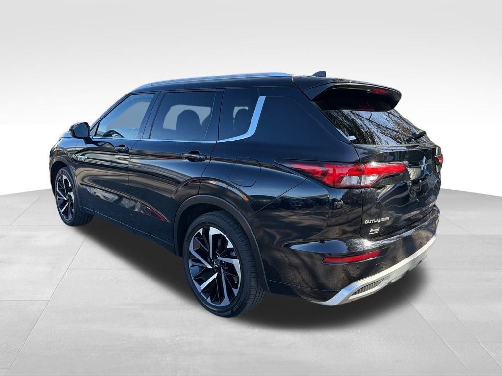 Used 2024 Mitsubishi Outlander 4WD Plug-In Hybrid image 3