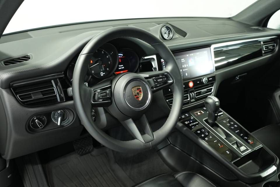 Certified 2025 Porsche Macan AWD/4WD image 4