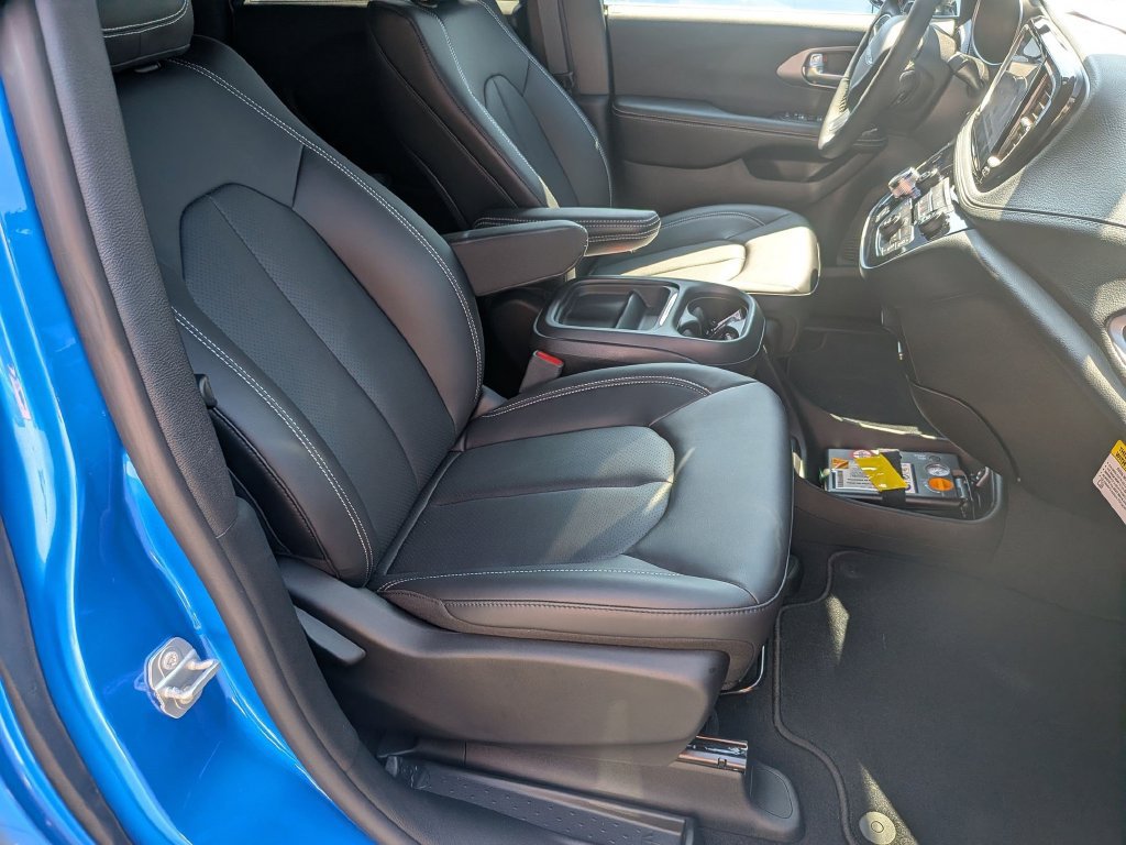 New 2027 Chrysler Pacifica Select FWD image 32