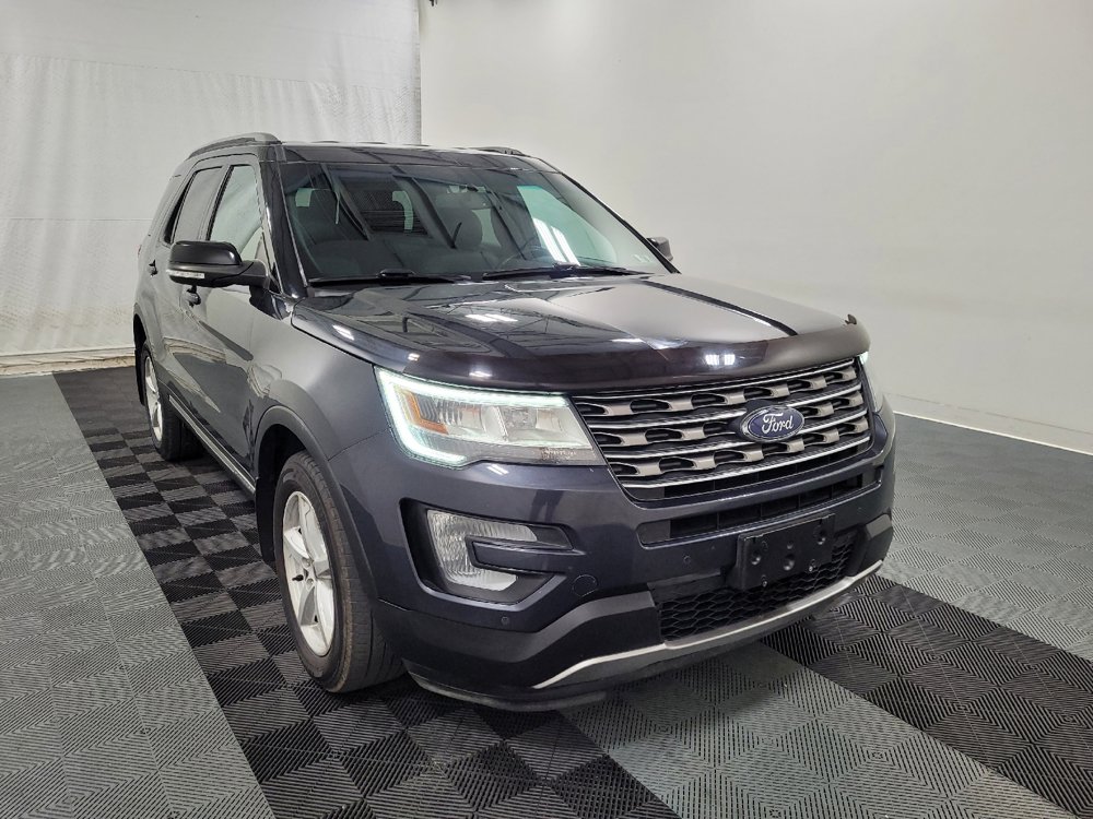 Used 2017 Ford Explorer XLT w/ Equipment Group 202A AWD/4WD image 13