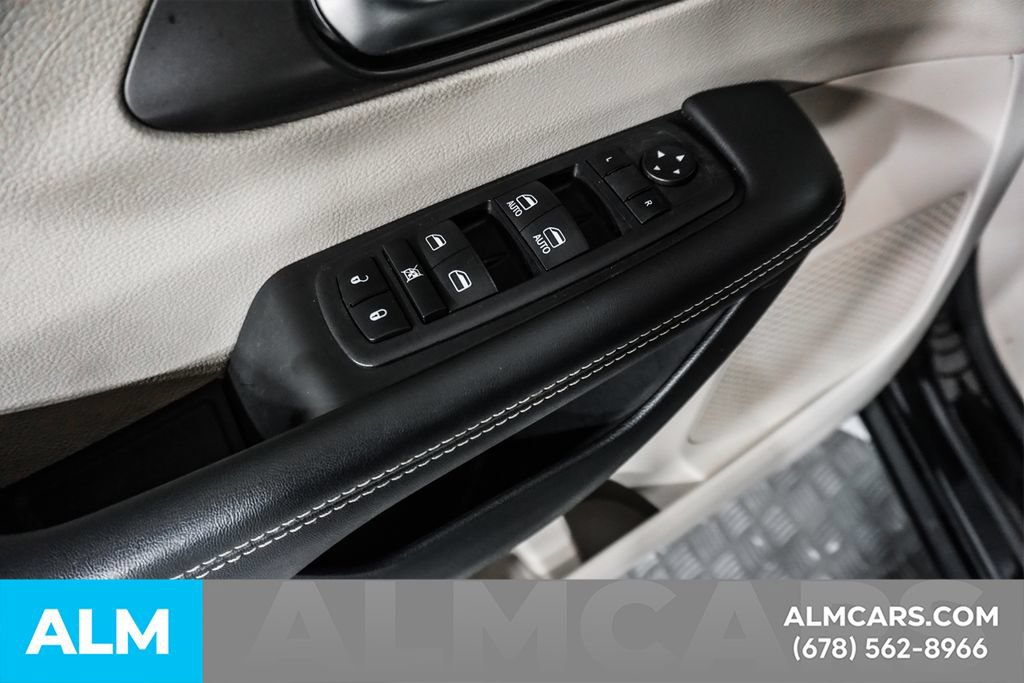 Used 2023 Chrysler Pacifica Touring-L FWD image 48