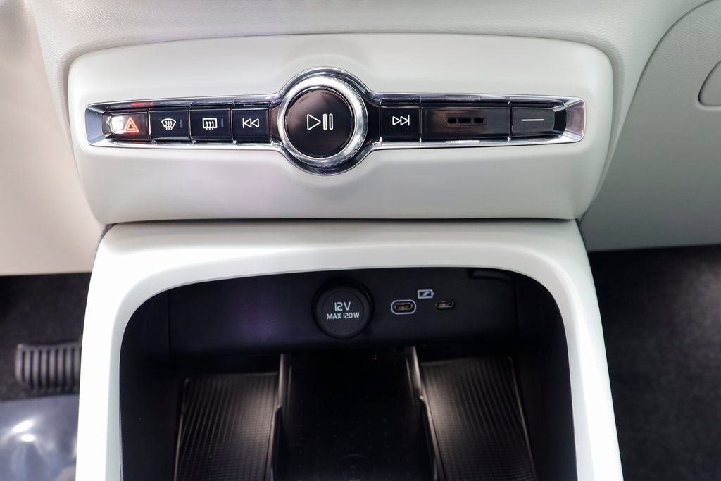 Used 2026 Volvo XC40 B5 Ultra w/ Climate Package image 12