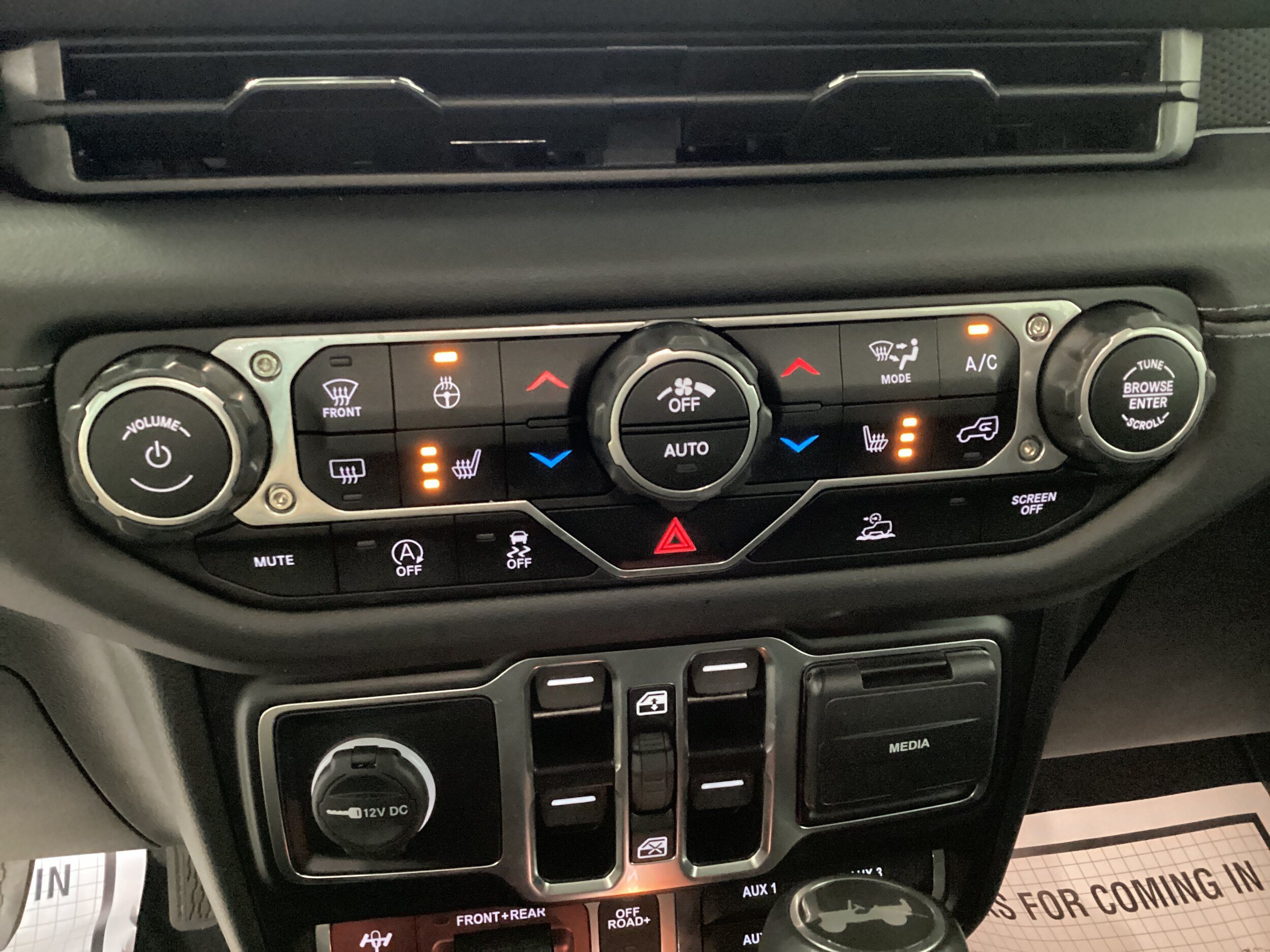 Used 2025 Jeep Wrangler Unlimited Rubicon w/ Convenience Group AWD/4WD image 26