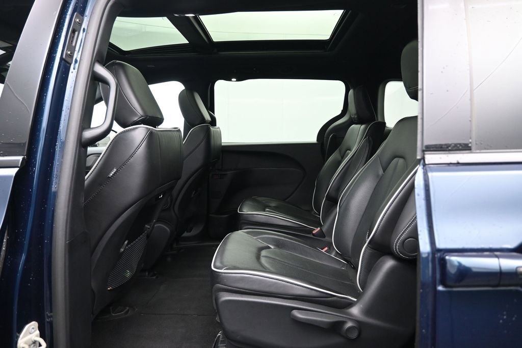 Used 2023 Chrysler Pacifica Limited w/ S Appearance Package FWD image 24