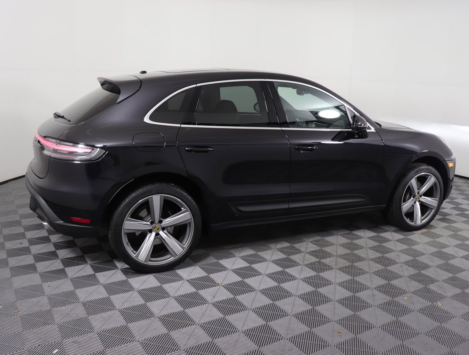 Used 2025 Porsche Macan image 10