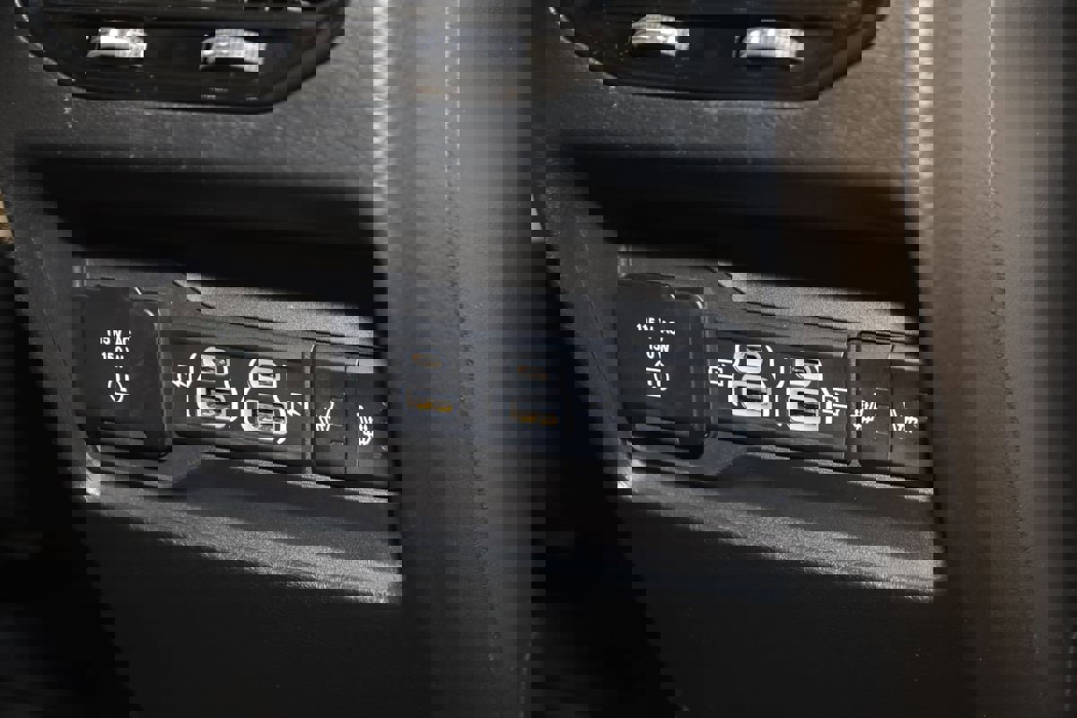 Used 2024 Jeep Grand Cherokee Limited w/ Luxury Tech Group II image 15