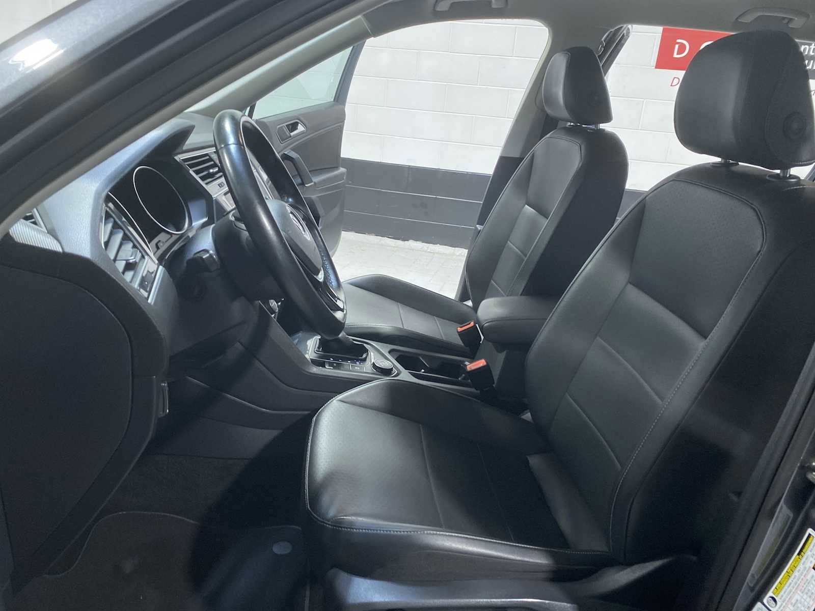 Used 2018 Volkswagen Tiguan SE AWD/4WD image 11