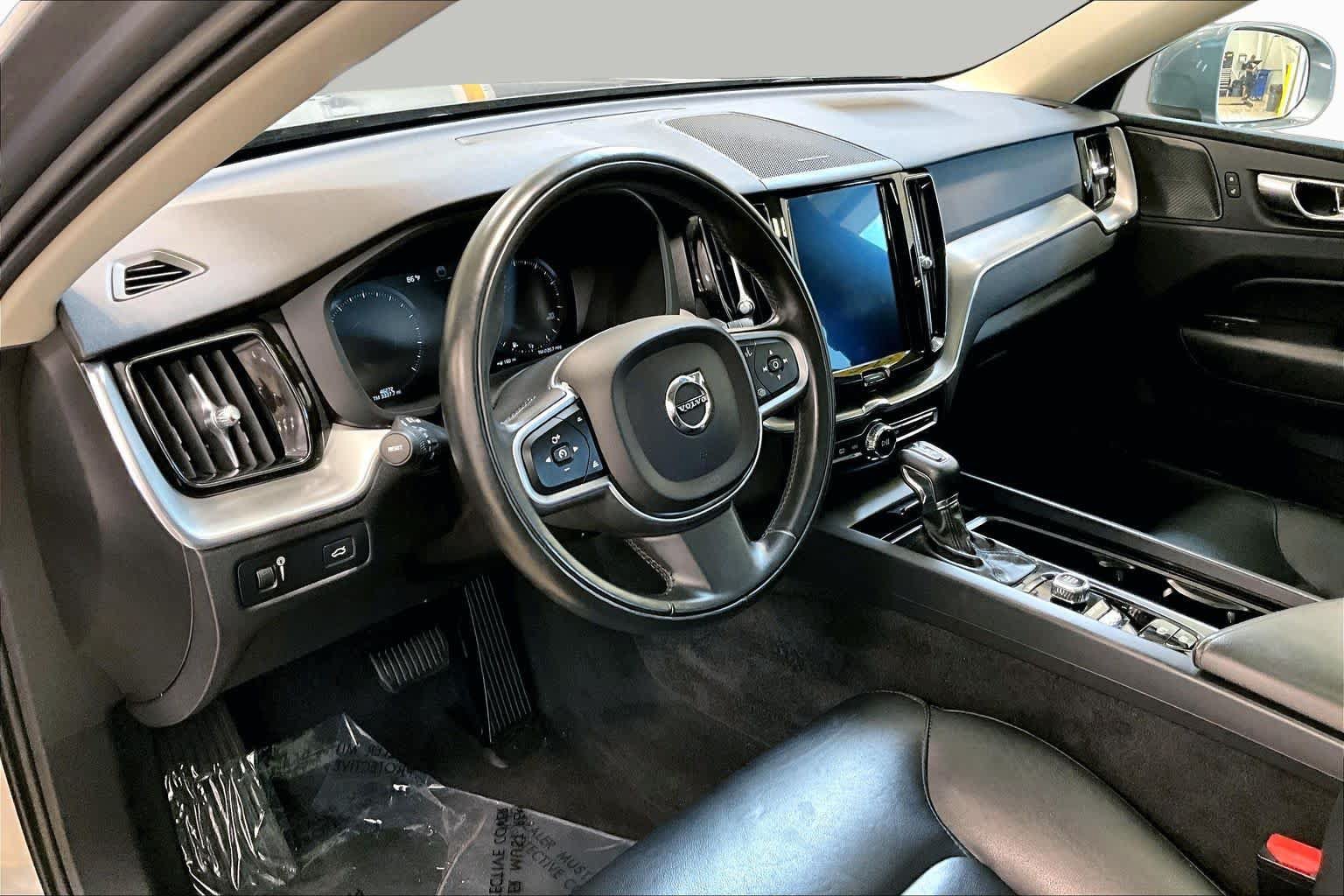 Used 2019 Volvo XC60 T5 Momentum w/ Multimedia Package AWD/4WD image 16