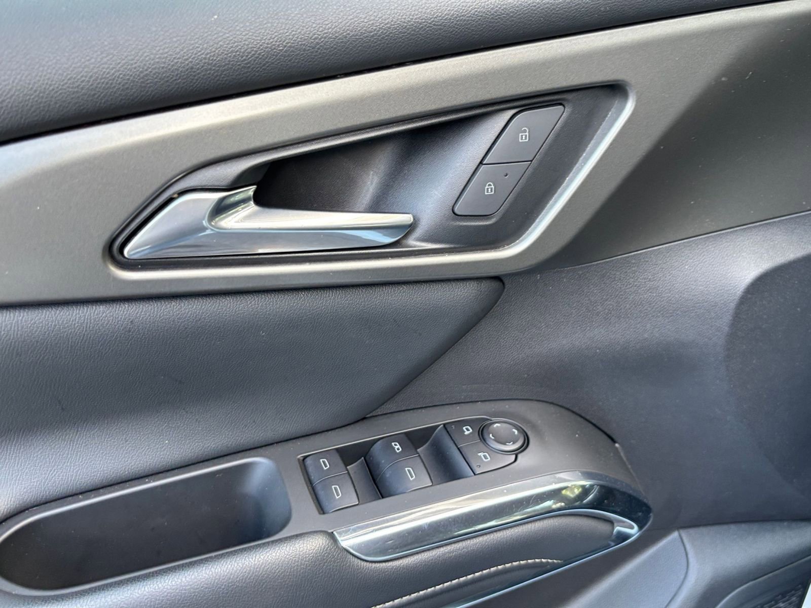 Used 2025 Chevrolet Traverse LT image 30