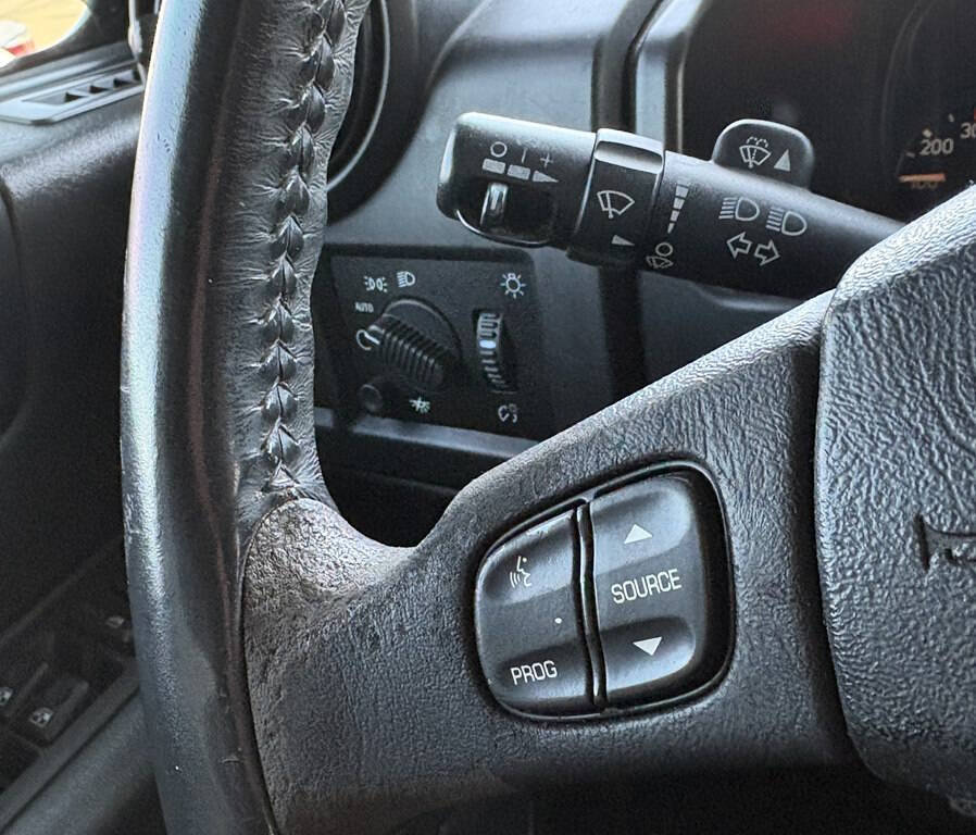 Used 2005 HUMMER H2 SUT w/ Preferred Equipment Group AWD/4WD image 22