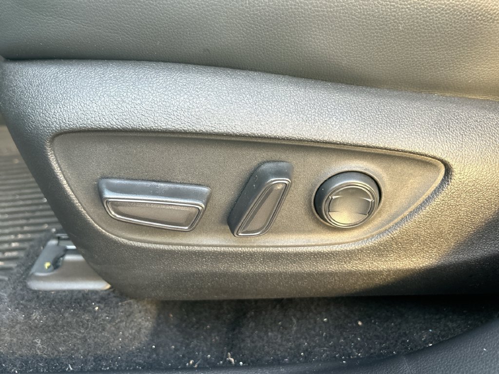 Used 2024 Toyota Highlander XLE FWD image 12