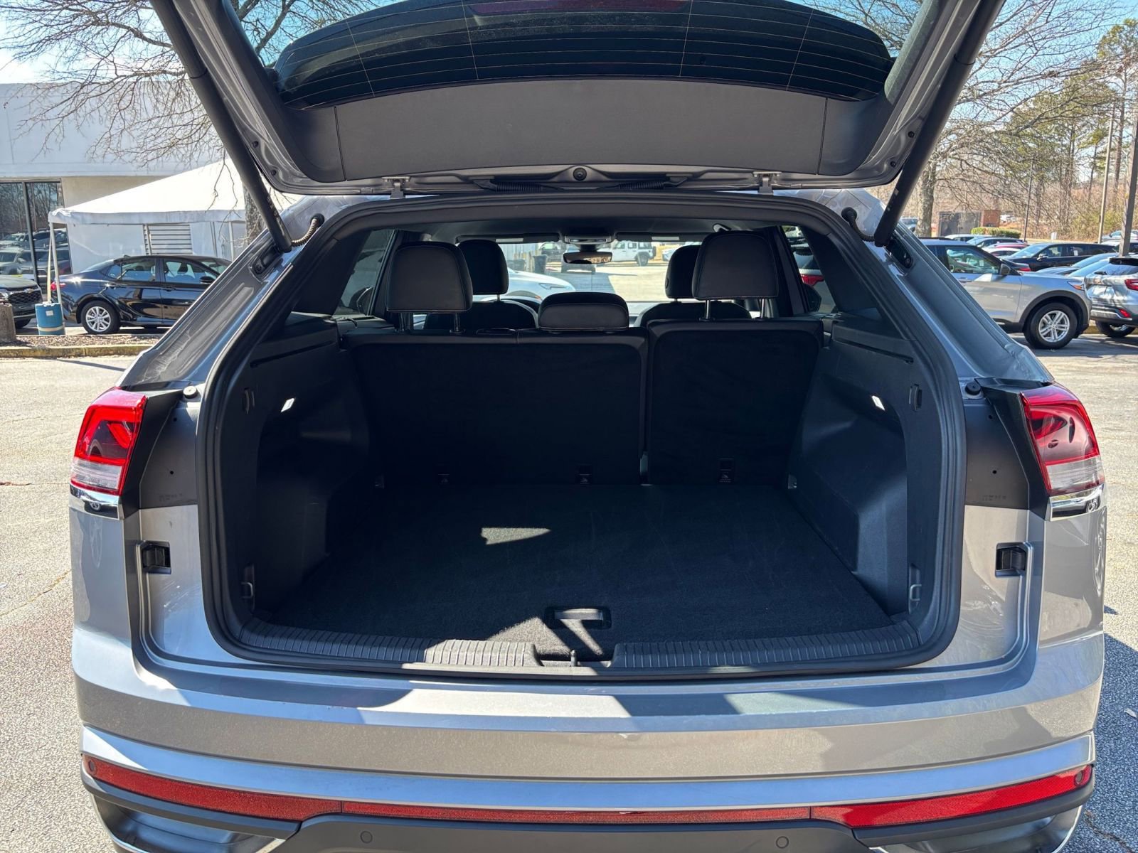 Used 2025 Volkswagen Atlas Cross Sport SE image 33