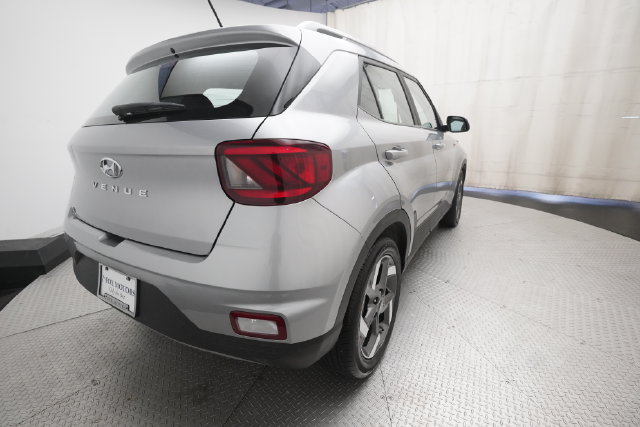 Used 2025 Hyundai Venue SEL FWD image 13