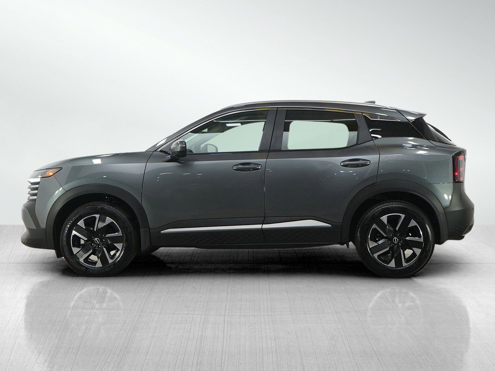 Used 2025 Nissan Kicks SV w/ SV Premium Package image 2