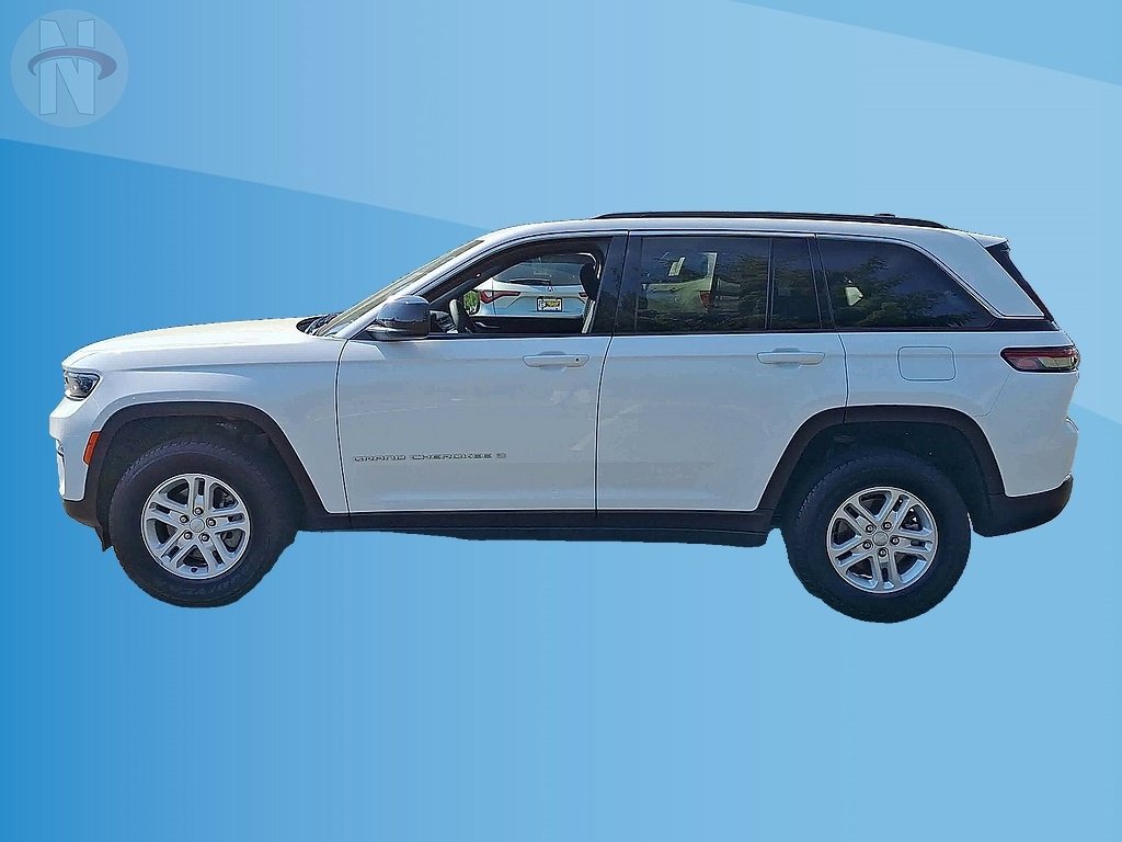 Used 2024 Jeep Grand Cherokee Laredo AWD/4WD image 5