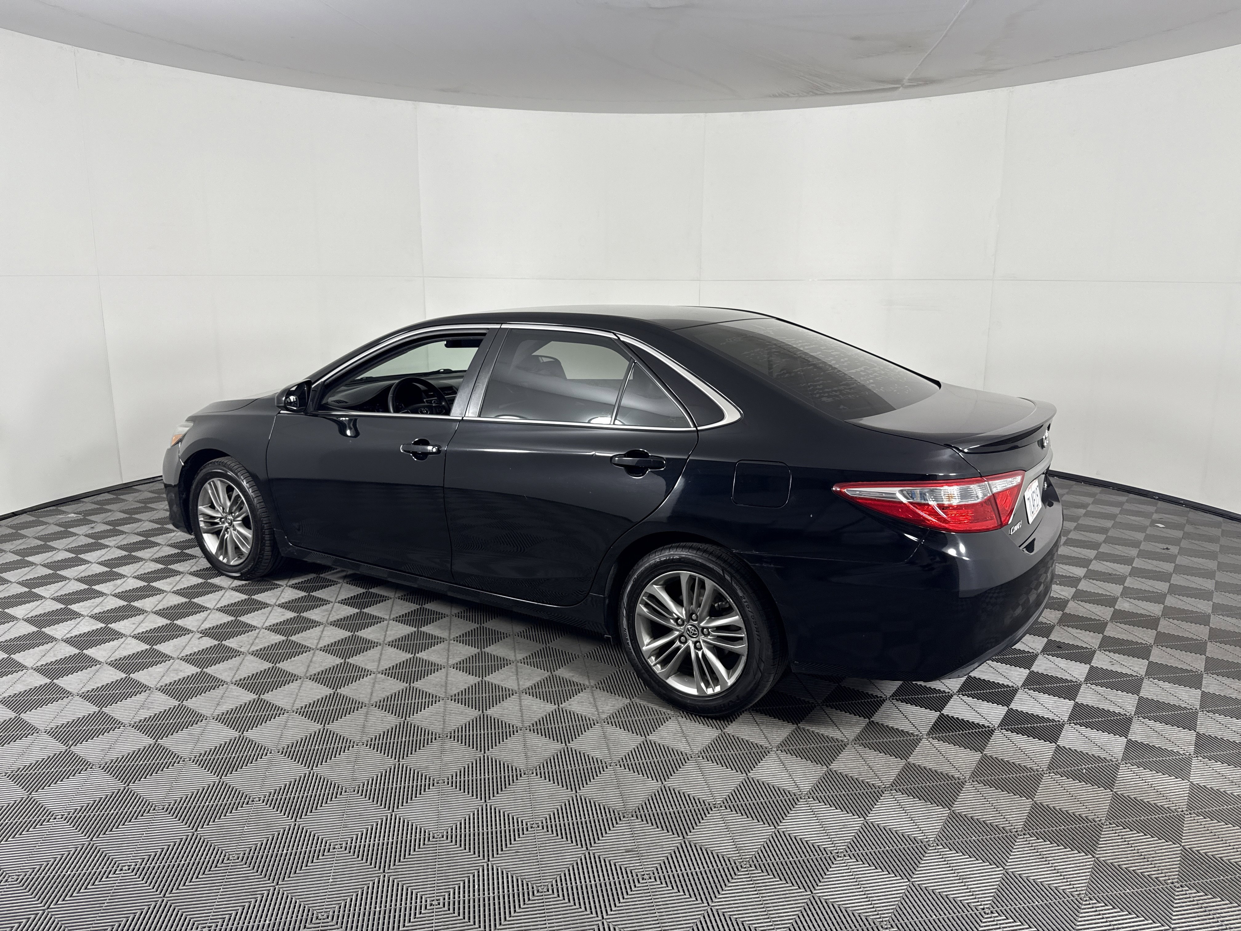 Used 2015 Toyota Camry SE image 6