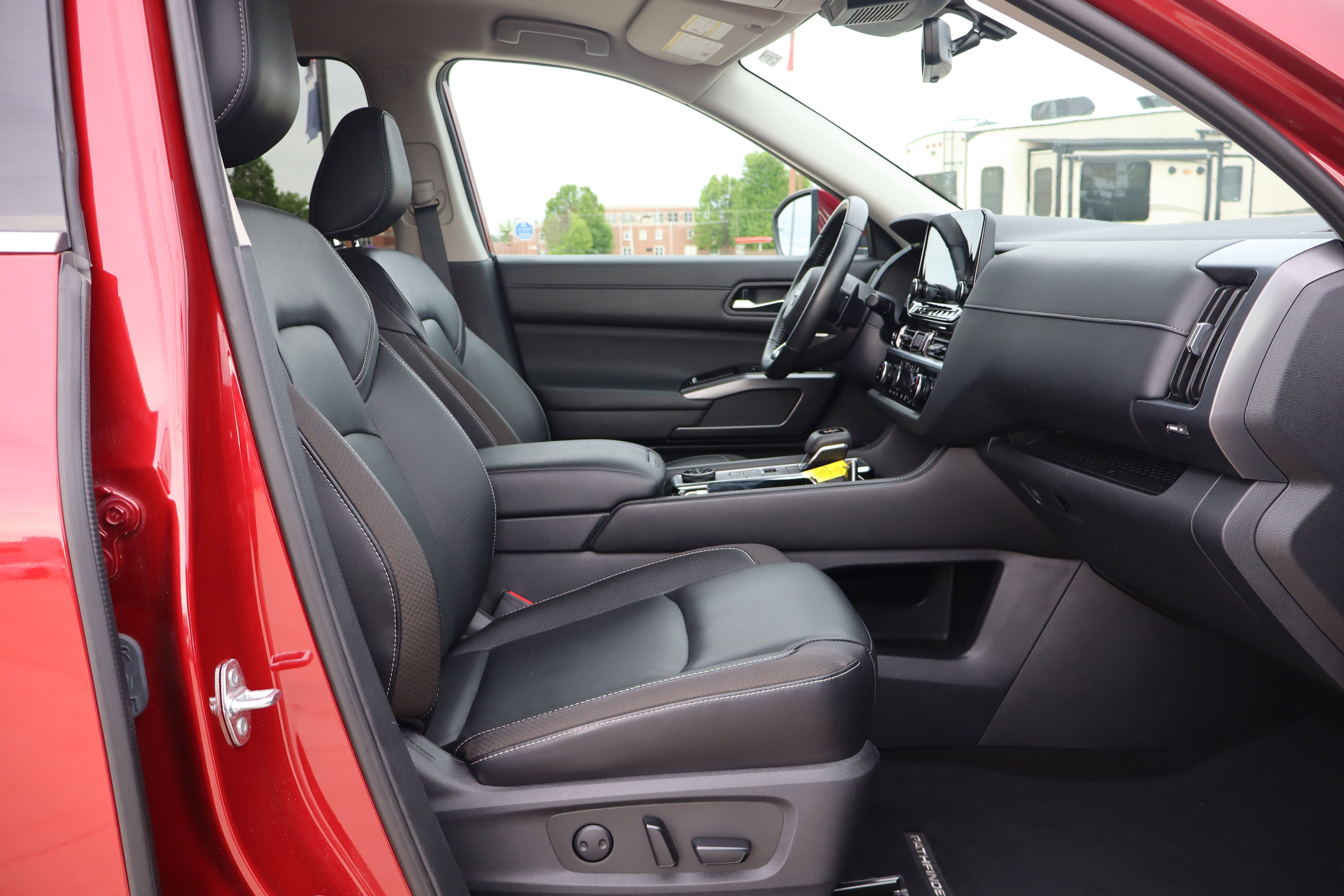 Used 2023 Nissan Pathfinder SL AWD/4WD image 15