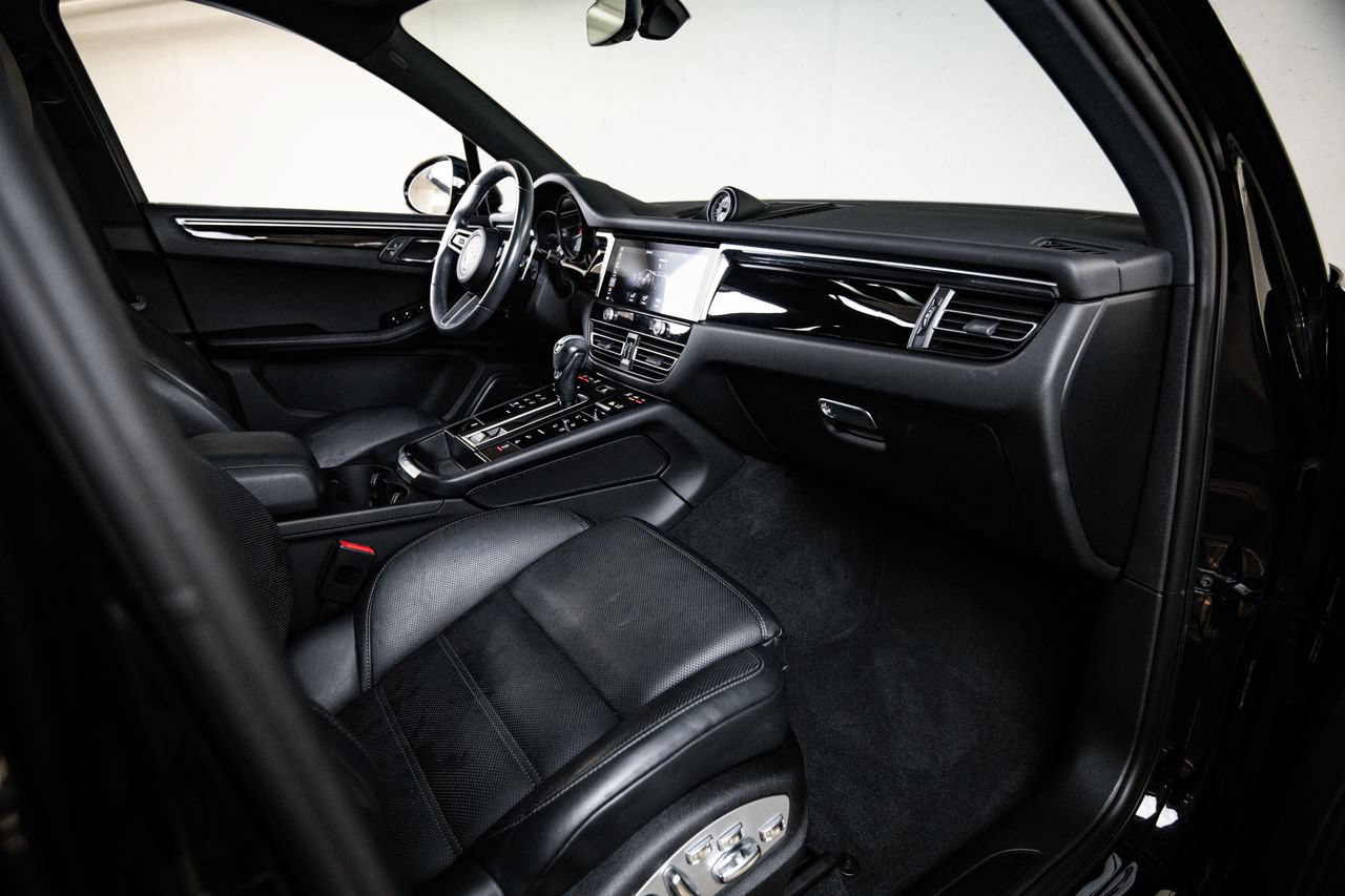 Certified 2024 Porsche Macan AWD/4WD image 28