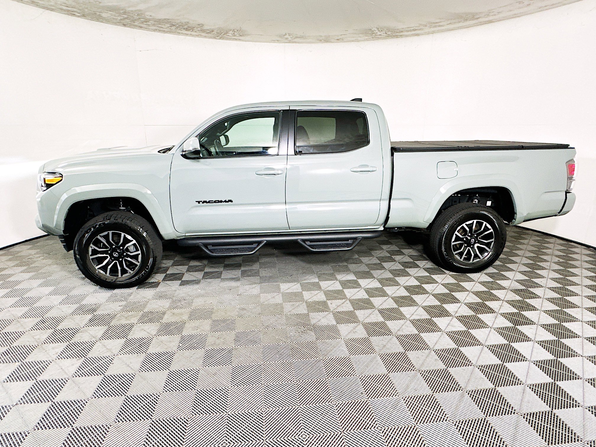 Used 2022 Toyota Tacoma TRD Sport w/ TRD Premium Sport Package AWD/4WD image 6