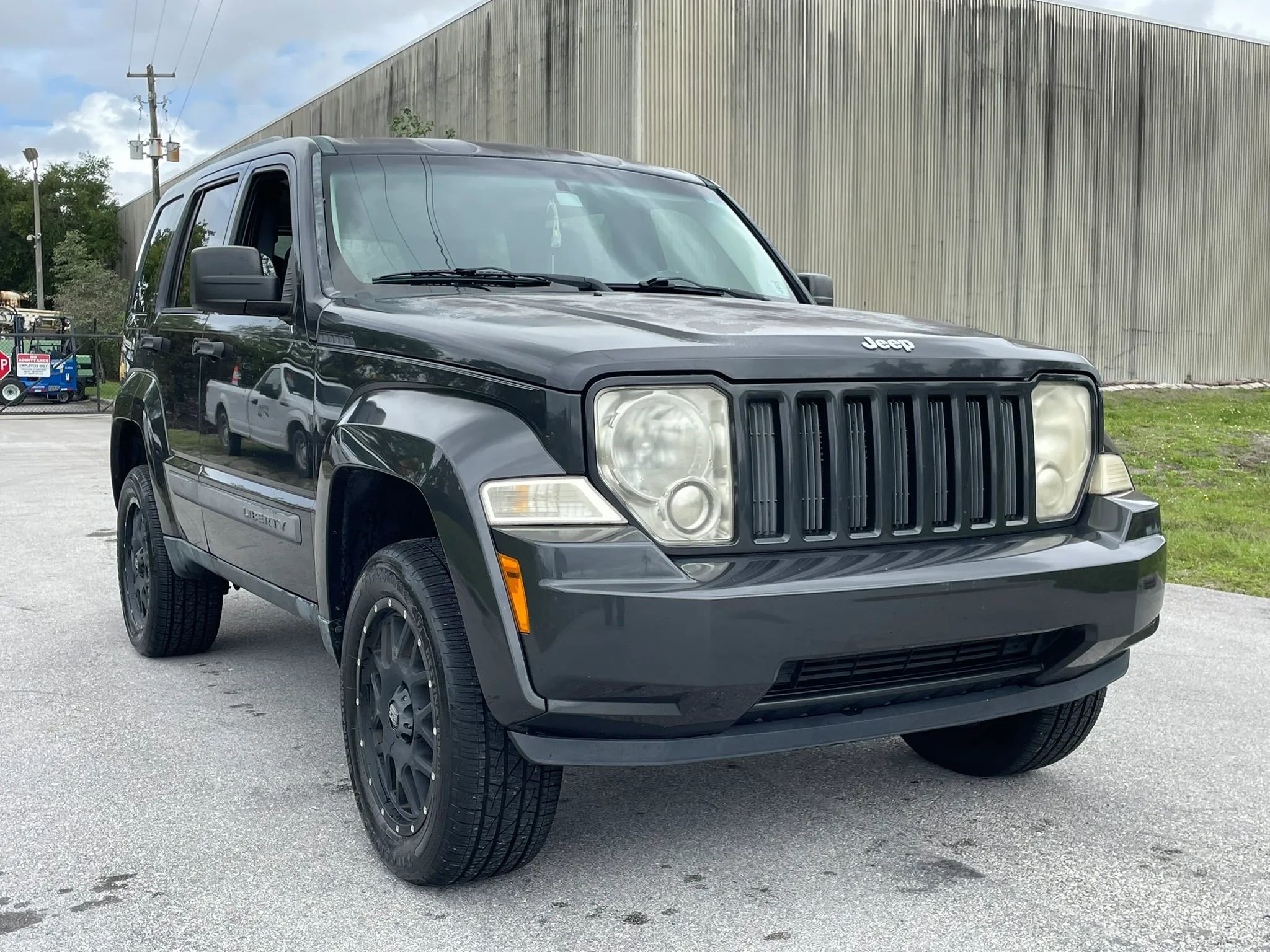 Used 2011 Jeep Liberty Sport image 3